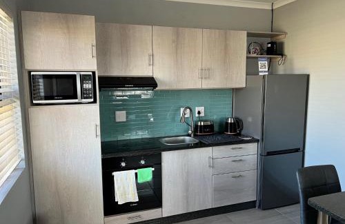 Moses Kotane Casa | Elephant House, 2 bedroom House, Next to Pilanesberg and Sun City