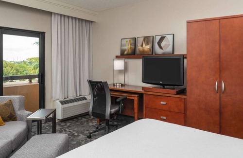 Miami Lakes Complejo | Elevate Your Miami Adventure! Pet-Friendly Stay Near Country Lake Park!