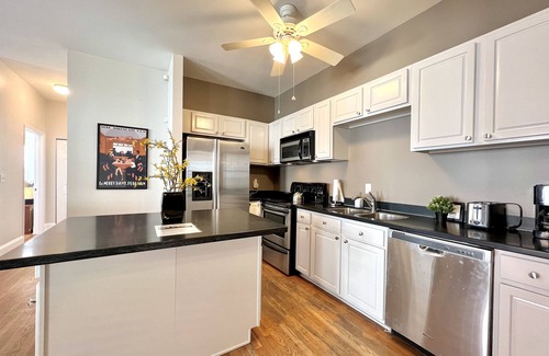 Mechanicsville Condominio | ⌂ Elevated 2bed 1.5 Bath in a Historic 1913 Building ⌂