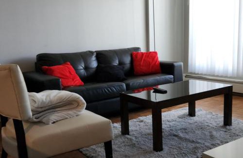 Connaught Apartamento | Elevated Living: 2-Bedroom Upper Apartment