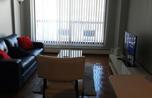 Connaught Apartamento | Elevated Living: 2-Bedroom Upper Apartment