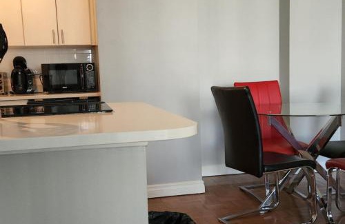 Connaught Apartamento | Elevated Living: 2-Bedroom Upper Apartment