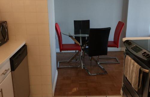 Connaught Apartamento | Elevated Living: 2-Bedroom Upper Apartment