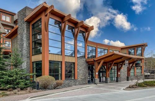 Canmore Apartamento | Elevated Penthouse Condo managed by Little Sister Getaways