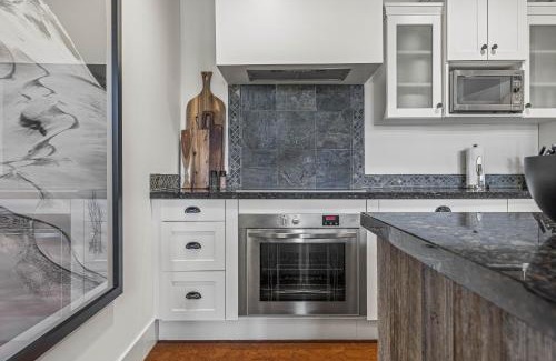 Canmore Apartamento | Elevated Penthouse Condo managed by Little Sister Getaways