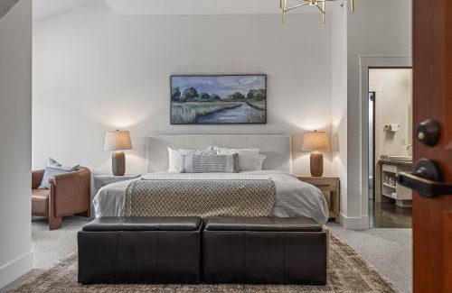 Canmore Apartamento | Elevated Penthouse Condo managed by Little Sister Getaways