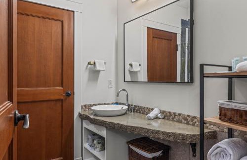 Canmore Apartamento | Elevated Penthouse Condo managed by Little Sister Getaways