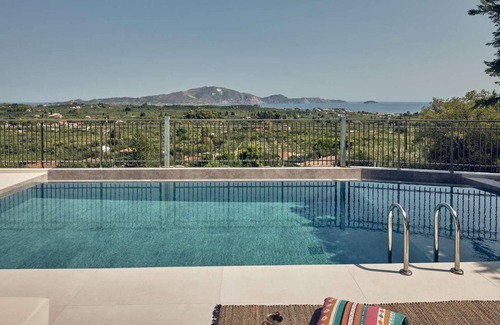 Lithakia Villa | Villa moderna de 3 dormitorios, 2 baños, con impresionantes vistas al sur de la isla, WiFi y piscina privada.