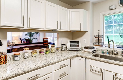 Fairland Condominio | Elevator In-Unit: 3-Story Condo Only 14 Mi to DC!