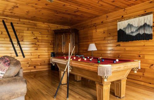 Chalet Village Chalet De Esquí | Elevista - Quaint&Private-Views-HotTub-PoolTable-Bears-3 Clubhouse Pools