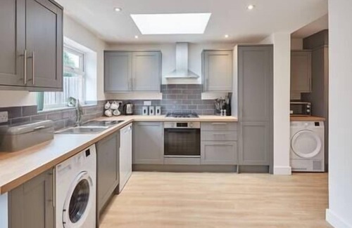 Cambridge Casa | Elfleda Stay | Modern 5 bedroom house