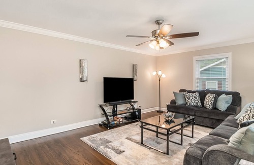 Elgin Casa | Elgin Rental- Jay St