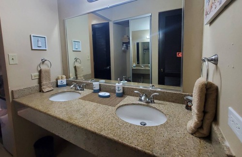 Culebra Pueblo Apartamento | Estudio-Familiar-Baño Privado-Vista al Mar-EliMar Bay View Studio