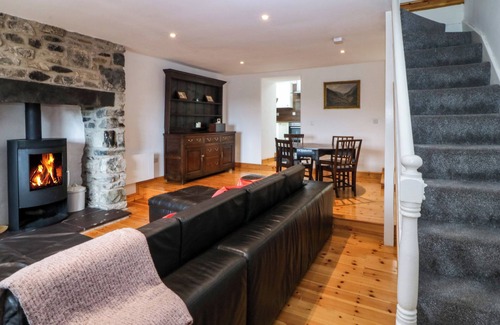 Cwm-y-glo Cabaña | ELIDIR VIEW, pet friendly, character holiday cottage in Llanberis