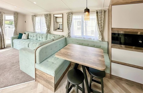 Cross Inn Casa | Elite 3 Bed with Decking