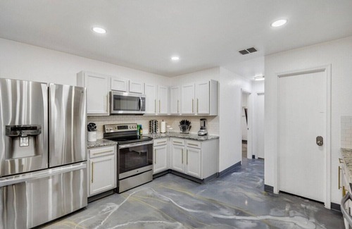 South Arlington Casa | Elite 5BR/3.5B Home with Game Room, Hot Tub, & Sauna