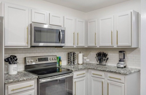 South Arlington Casa | Elite 5BR/3.5B Home with Game Room, Hot Tub, & Sauna