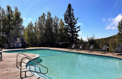 Lutsen Condominio | Elite End Unit Mtn/Pool View/Ski-In/Ski-Out