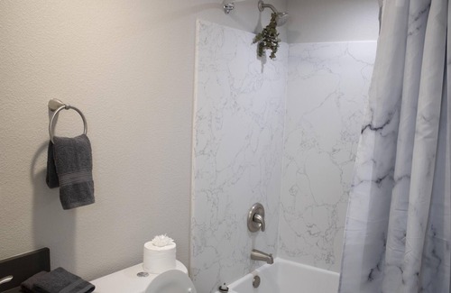 Pocket Casa | Elite Riverwalk Townhome w/ Sparkling Pool & Gym