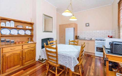 Grafton Apartamento | Eliza 1875 Red Brick Duplex Townhouse