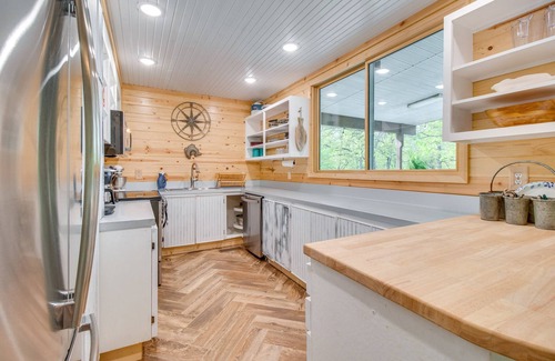Elizabeth Casa | Elizabeth Vacation Rental w/ Private Hot Tub!