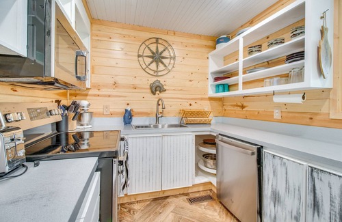 Elizabeth Casa | Elizabeth Vacation Rental w/ Private Hot Tub!