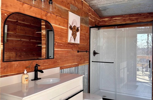 Henryetta Cabina | Elk Camping Cottage at Coble Highland Ranch