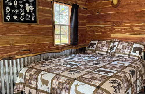Henryetta Cabina | Elk Camping Cottage at Coble Highland Ranch