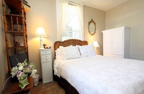 Elk Cama Y Desayuno | Elk Cove Inn & Spa Garden View Pet Friendly sleep 2 only