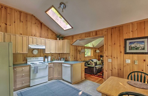 Ashford Cabaña | 'Elk Hideaway:' Ashford Cottage w/ Hot Tub!