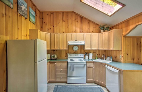 Ashford Cabaña | 'Elk Hideaway:' Ashford Cottage w/ Hot Tub!