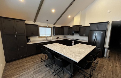 Valemount Casa | Elk Horn Cabin Rental - Pet Friendly!