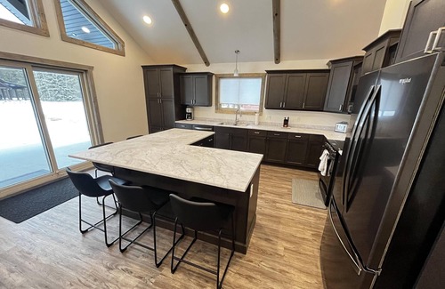 Valemount Casa | Elk Horn Cabin Rental - Pet Friendly!
