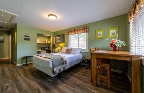 Orick Casa | Elk Meadow Cabins 19B Johnny Redwood - Single Room