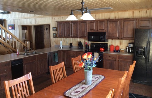 South Fork Casa | Elk River CASA, capacidad para 15, Bañera de hidromasaje, garaje, mesa de billar, Wi-Fi, TV vía satélite
