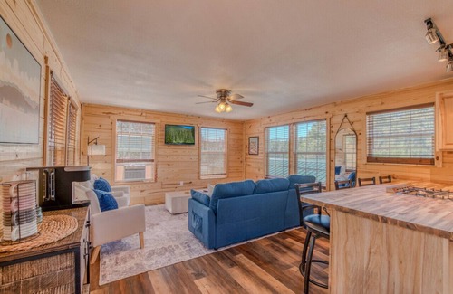 Alto Apartamento | Elk Run Lodge | Spacious Cabin | Newly Renovated
