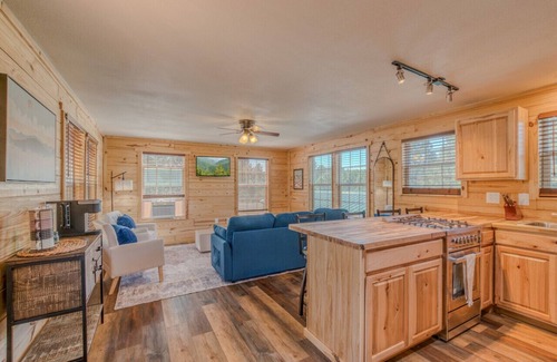 Alto Apartamento | Elk Run Lodge | Spacious Cabin | Newly Renovated