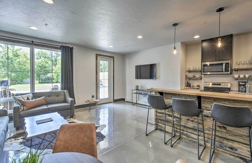 Elkhart Lake Casa | ¡NUEVO! Elkhart Lake Townhome - ¡3 millas a Road America!