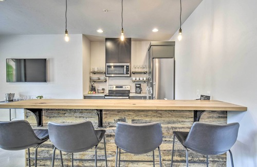 Elkhart Lake Casa | ¡NUEVO! Elkhart Lake Townhome - ¡3 millas a Road America!