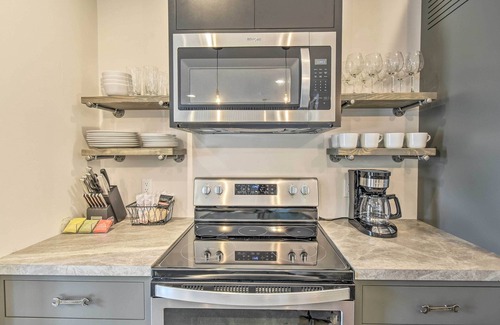 Elkhart Lake Casa | ¡NUEVO! Elkhart Lake Townhome - ¡3 millas a Road America!