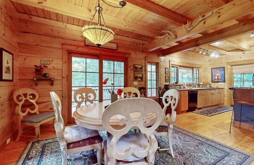 Skyland Casa | Elkhorn Cabin | Idyllic Craftsman Home | Sauna, Game Room & Mins to Asheville