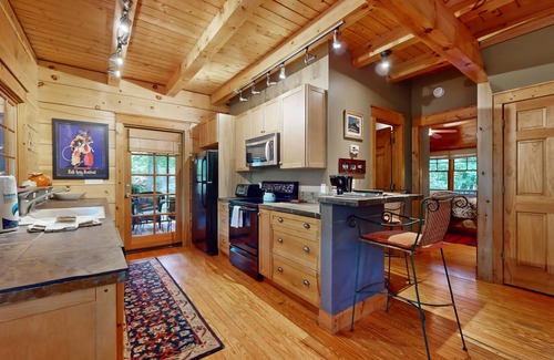 Skyland Casa | Elkhorn Cabin | Idyllic Craftsman Home | Sauna, Game Room & Mins to Asheville