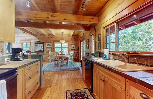 Skyland Casa | Elkhorn Cabin | Idyllic Craftsman Home | Sauna, Game Room & Mins to Asheville