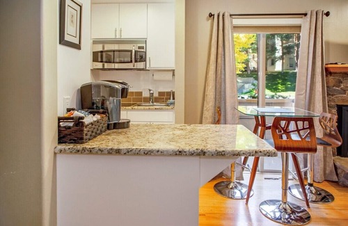 Elkhorn Village Condominio | Elkhorn Condo Walk to Dollar!
