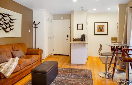 Elkhorn Village Condominio | Elkhorn Condo Walk to Dollar!