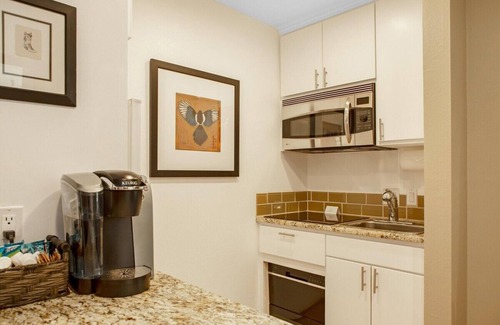 Elkhorn Village Condominio | Elkhorn Condo Walk to Dollar!