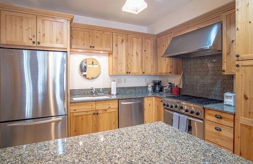 Elkhorn Village Condominio | Elkhorn Springs Sanctuary - Pool/Hot Tub/Underground Parking