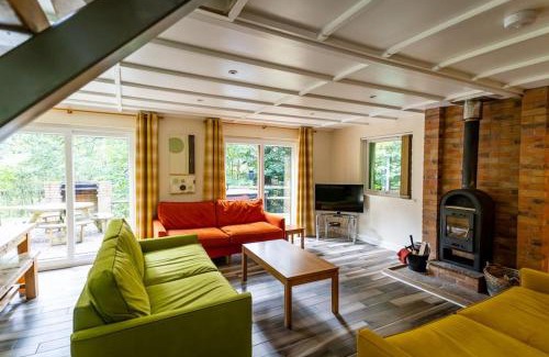 Farley Casa | Ellastone, woodland lodge with hot tub for 8