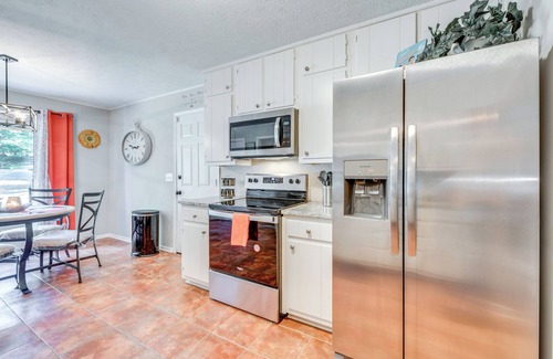 Ellenwood Casa | Ellenwood Family Home: Fire Pit, Deck & Pool Table