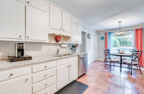 Ellenwood Casa | Ellenwood Family Home: Fire Pit, Deck & Pool Table